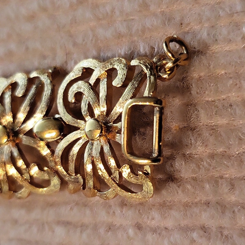 MONET GOLD TONE SCROLL 1" WIDE LINK FLOWER BRACELET - Picture 7 of 9